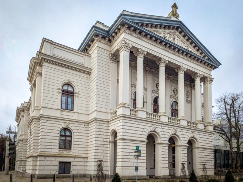 De prachtige voorkant van het Staatstheater van Oldenburg