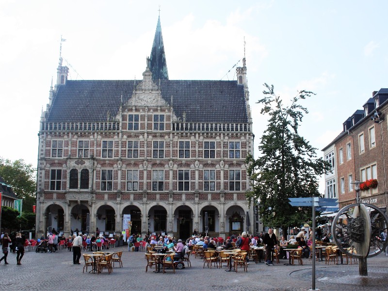 Gezellig plein voor het stadhuis van Bocholt