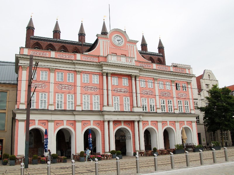 Het roze stadhuis met de Hanze-torentjes