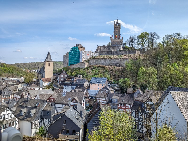 Het stadje Dillenburg met de gelijknamige burchttoren op de top van de heuvel.