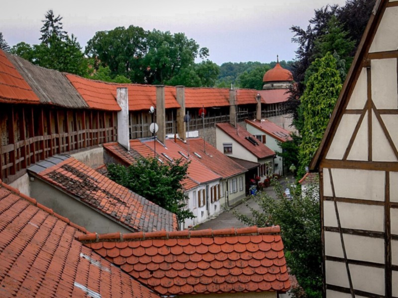 Wandel over de complete stadsmuur in Nördlingen