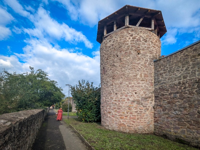 De opnieuw opgebouwde stadsmuur met toren