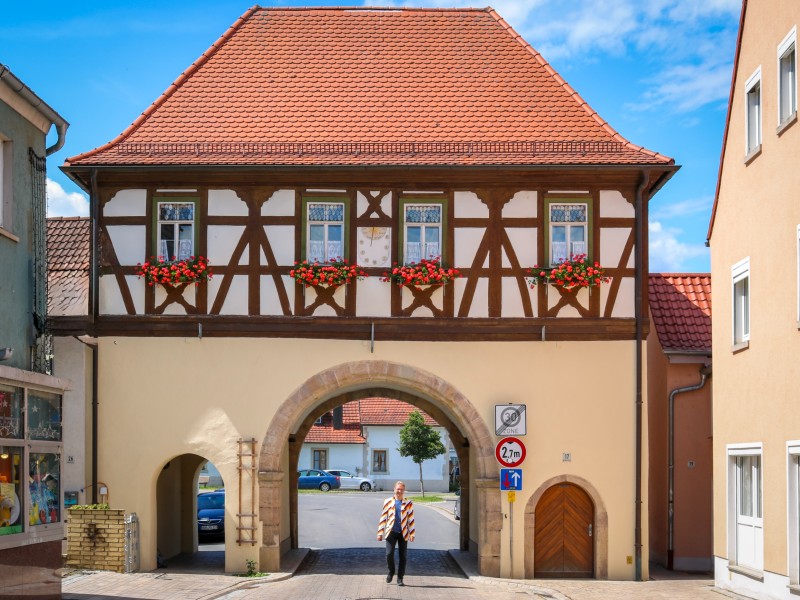 Patrick bij één van de drie stadspoorten in Hofheim in Unterfranken