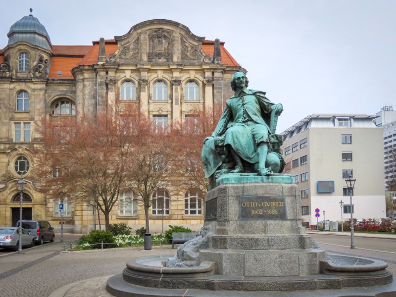 Standbeeld van Otto von Guericke in Maagdenburg