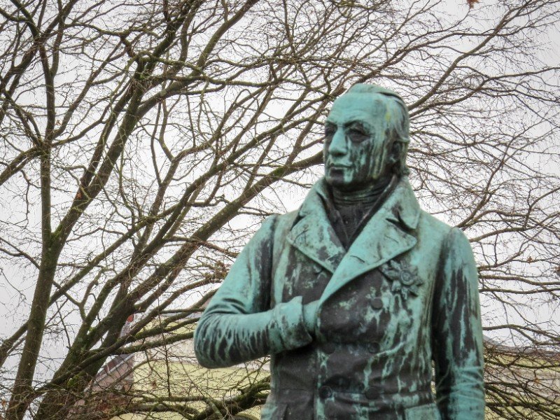 Het standbeeld van Groothertog Peter Friedrich Ludwig staat op de Schlossplatz