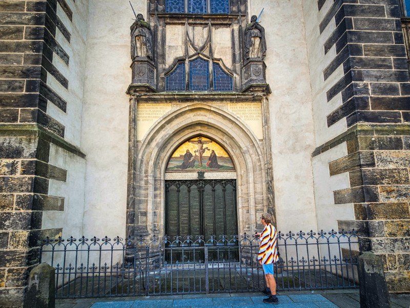 Patrick voor de beroemde deur met de stellingen van Maarten Luther in Wittenberg