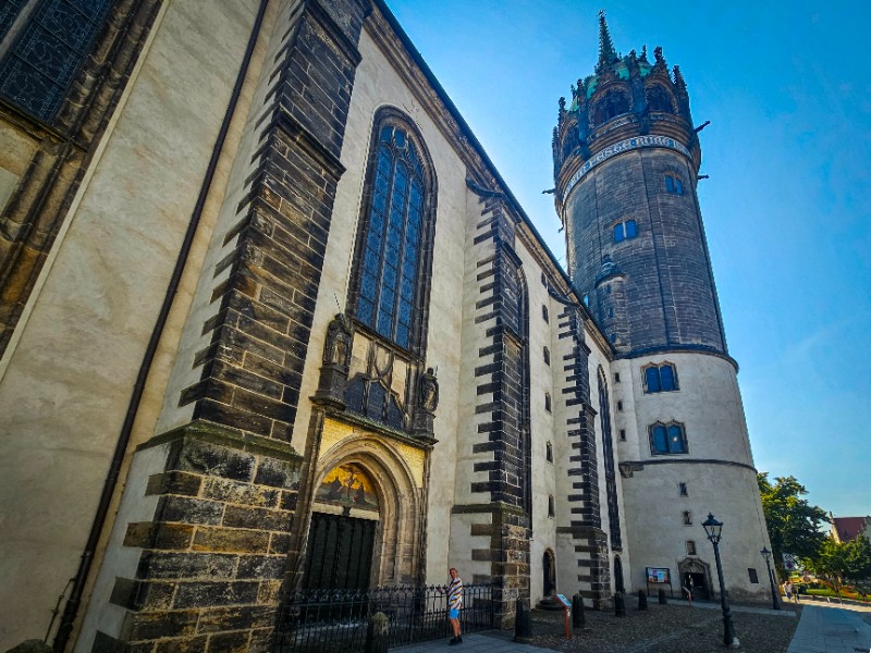 Patrick bij de beroemde stellingen van Luther op de slotkapel van Wittenberg in Saksen-Anhalt