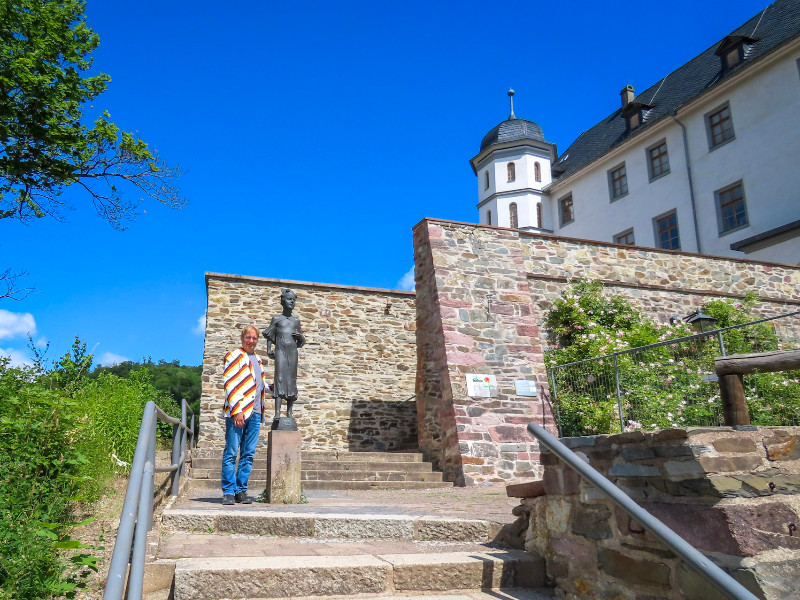 Patrick bij het standbeeld van Juliana van Stolberg
