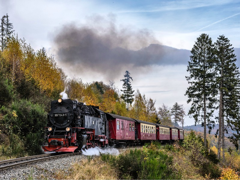 De stoomtrein beklimt de Brocken in de Harz