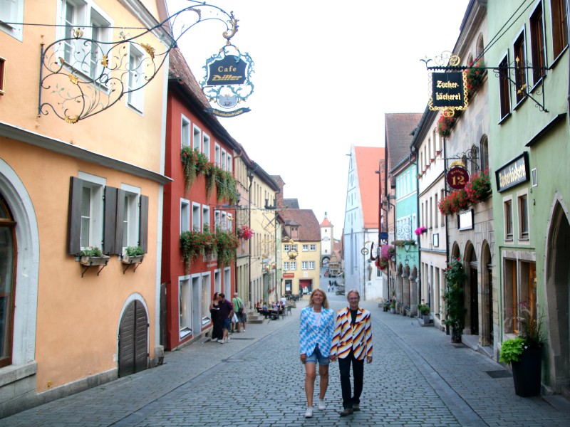 We wandelen in één van de mooie straten van Rothenburg ob der Tauber