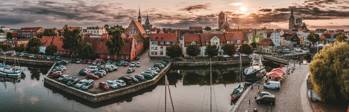Uitzicht over een haven bij Stralsund