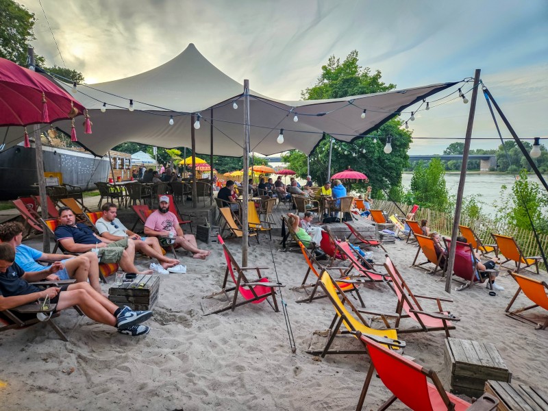 Chillen op het strandje langs de Rijn