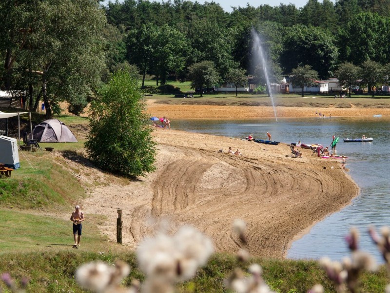 Zwemmeer met strand op campingpark Wilsumer Berge.