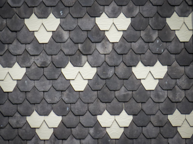 Tegeltjes worden ter bescherming, maar ook in mooie patronen aangebracht