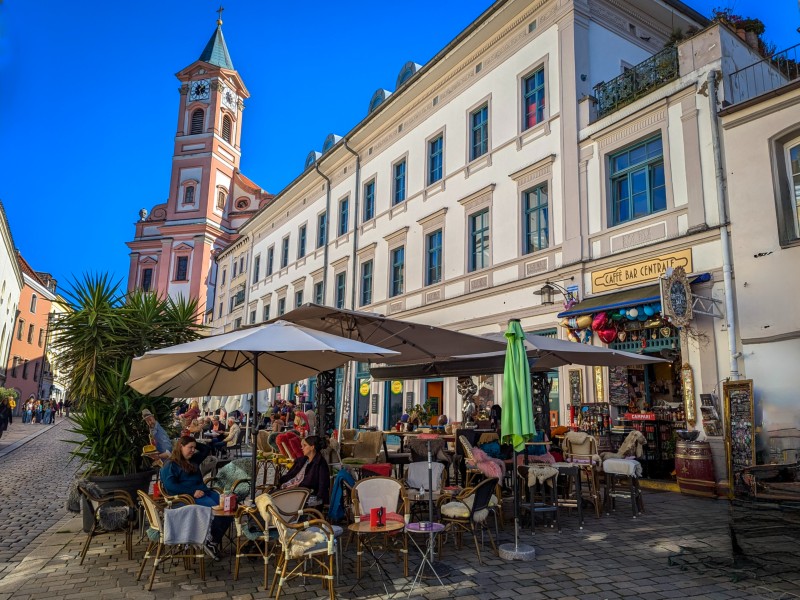 Gezellig terras bij de St Paulkerk in de Altstadt van Passau