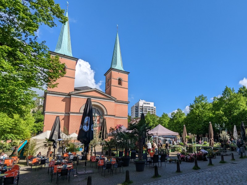 Terras voor de Laurentiuskerk in het Luisenviertel