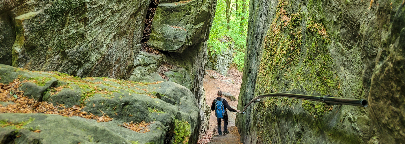 Patrick tijdens een wandeling tussen de gigantische rotsen van het Teutoburgerwoud