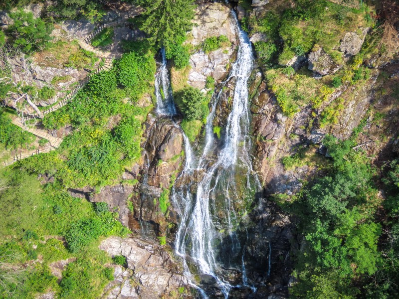 Middelste etappe van de Todtnau watervallen, van bovenaf gezien