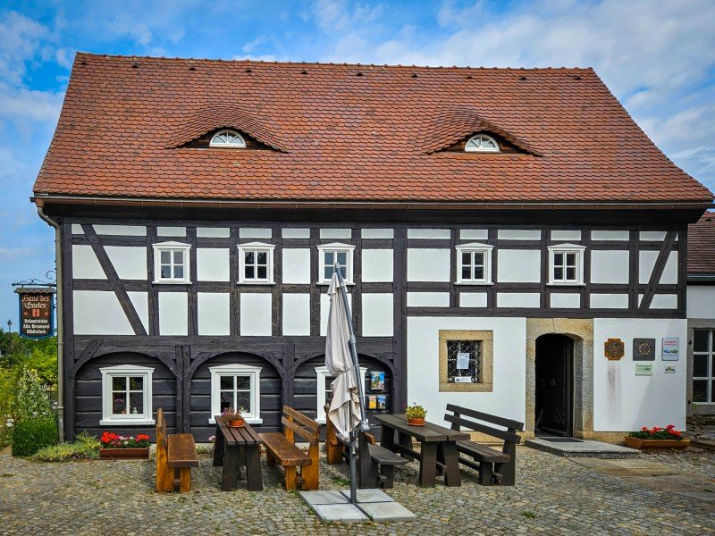 Het toeristenbureau in Obercunnersdorf is een mooi voorbeeld van een Umgebindehaus