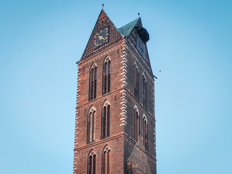 De nog overeind staande hoge toren van de Mariakerk