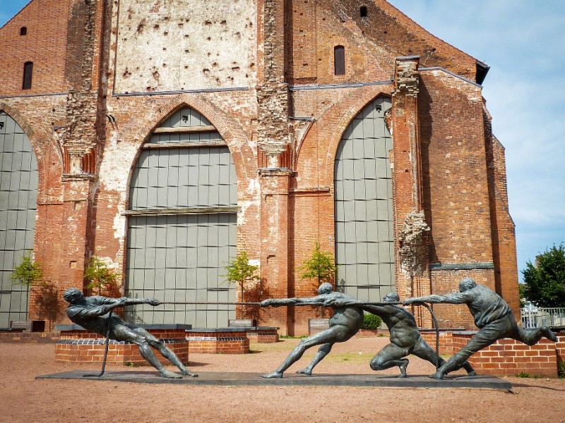 Tug of War, standbeeld bij de contouren van de verwoeste Marienkirche