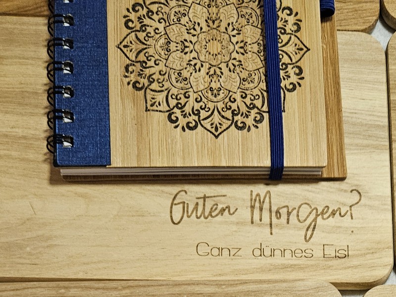 Handgemaakte snijplankjes en boekjes op de kerstmarkt in Traben-Trarbach