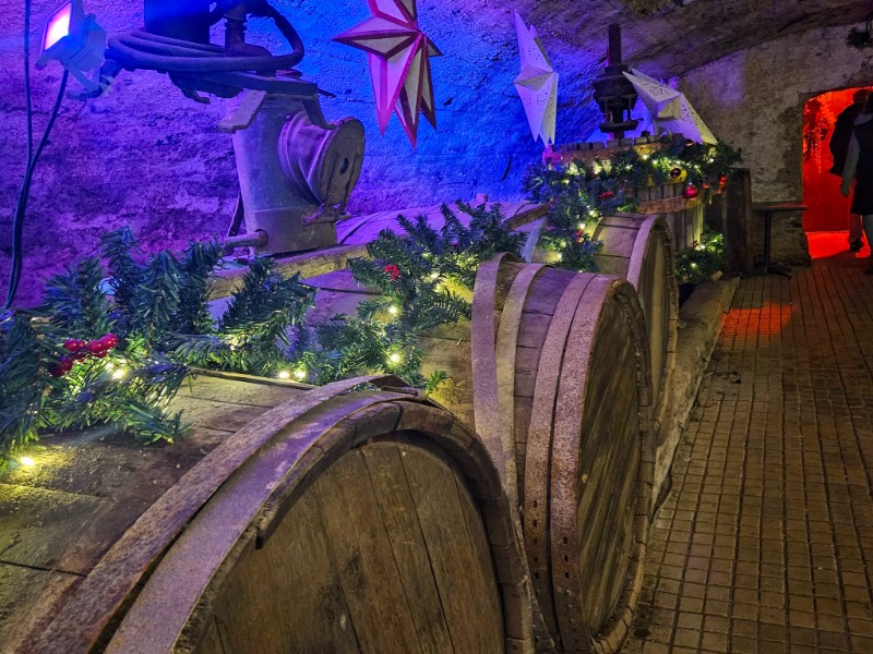 Wijnvaten in kerstsfeer in de wijnkelder van Traben-Trarbach