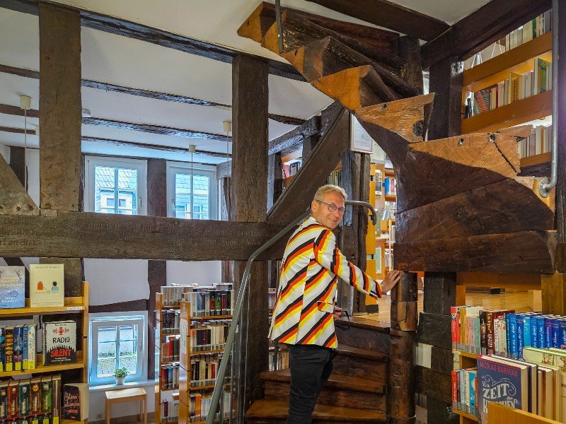 Patrick op een oude trap in de bibliotheek van Herborn