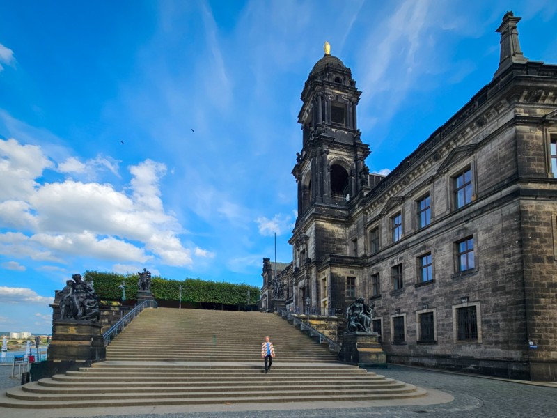 Patrick op de trappen naar de Brühlsche terrassen in Dresden