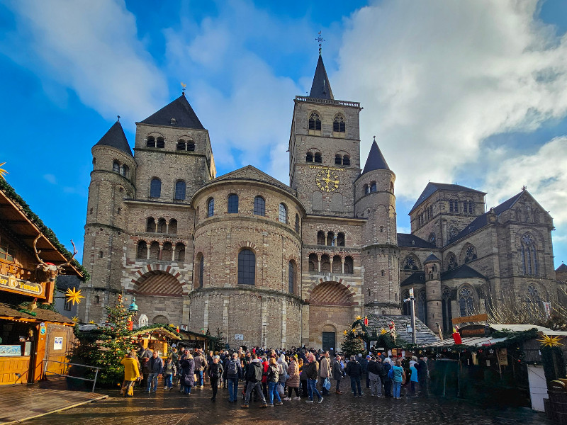 Kerstmarkt bij de Dom in Trier