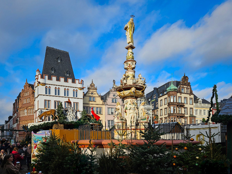 De prachtige gevels rond het plein in Trier maken de kerstsfeer compleet