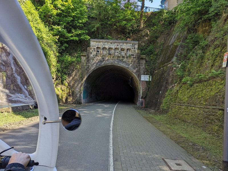 We gaan met de Velotaxi onder een tunnel op de Nordbahnstrasse