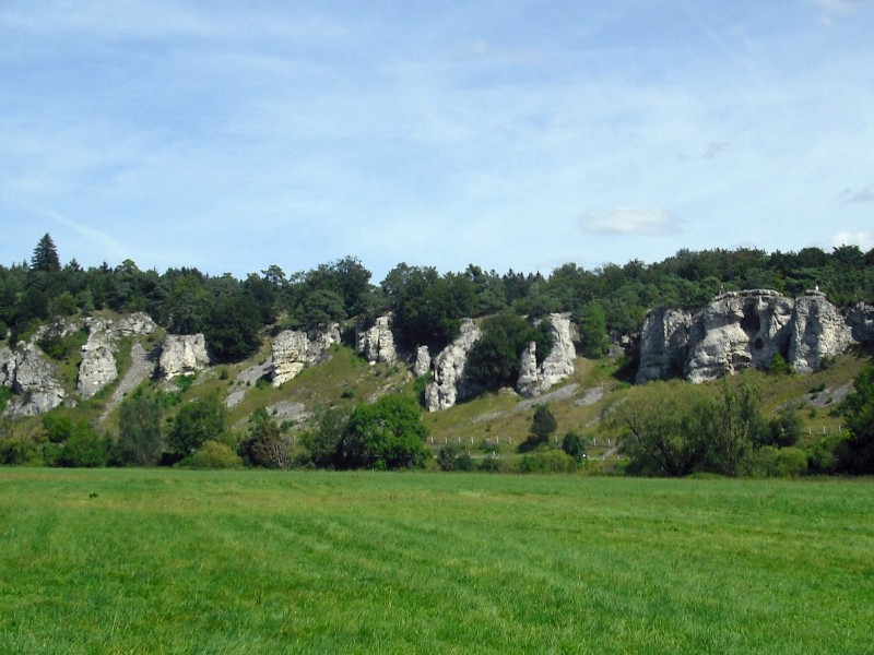 Zicht op de Twaalf Apostelen rotsformatie vanaf de Altmühltal radweg
