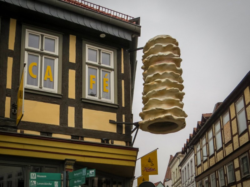 Uithangbord voor de bijzondere plaatselijke lekkernij: Baumkuchen