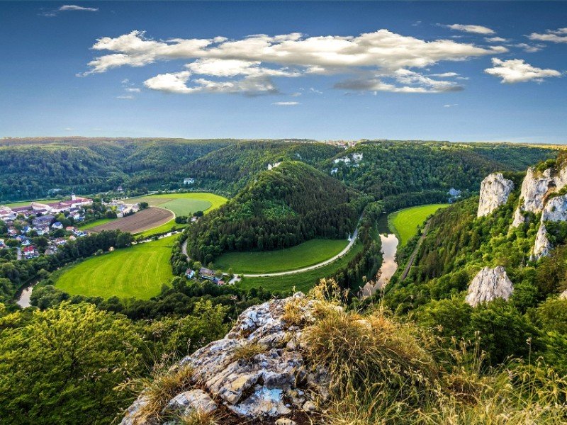 Uitzicht over de jonge Donau bij het stadje Beuron
