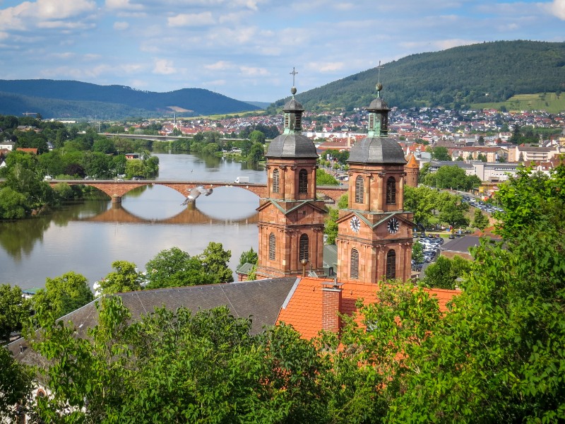 Uitzicht vanaf de Burg over de Main en Miltenberg