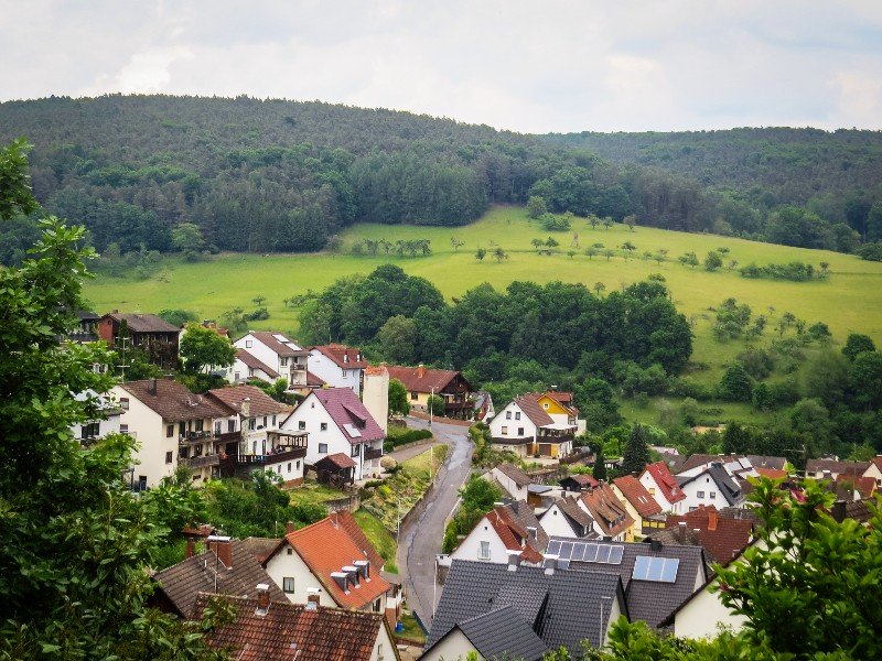 Uitzicht over een dorpje in het Räuberland