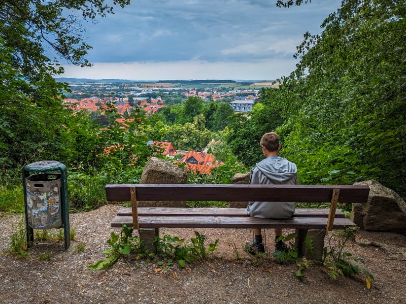 Even pauze met uitzicht over Wernigerode op de weg omhoog