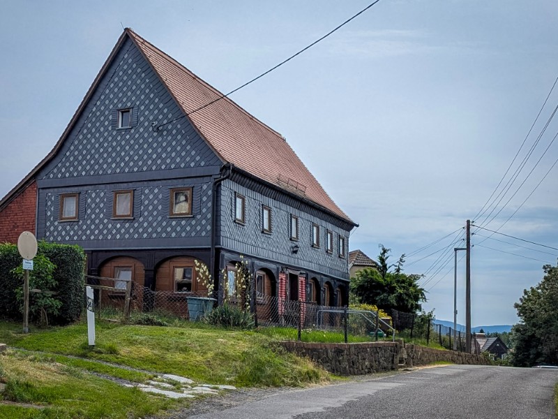 Een Umgebindehaus in het landschap van de gemeente Mittelherwigsdorf