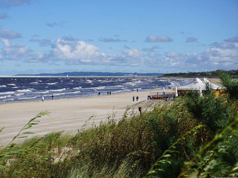 Uitzicht over het strand van het Duitse eiland Usedom, tegen de grens met Polen