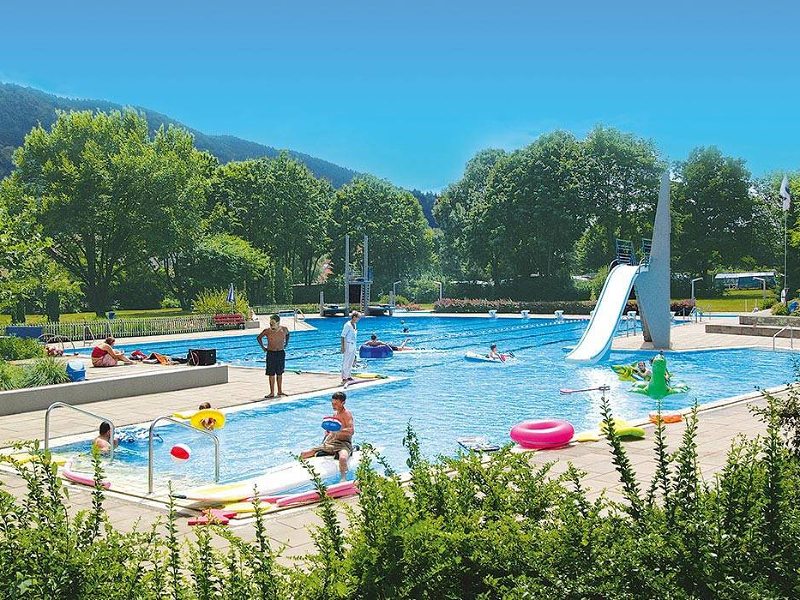 Het zwembad direct naast de camping is gratis toegankelijk voor campinggasten
