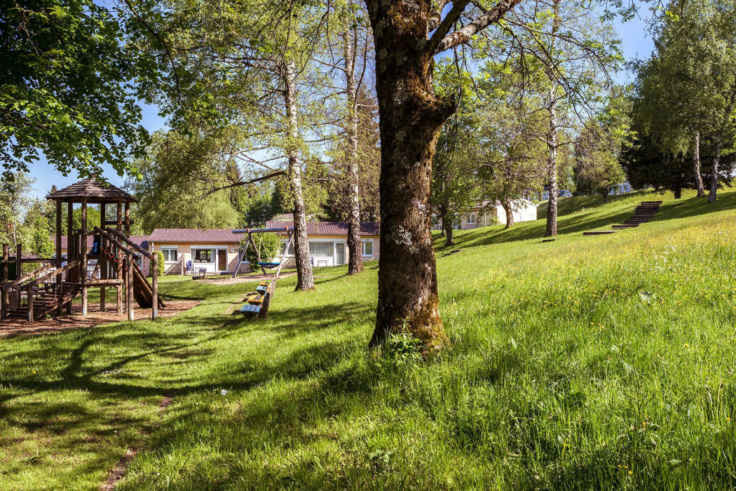 Speeltuin en huisjes bij vakantiepark Maierhofen