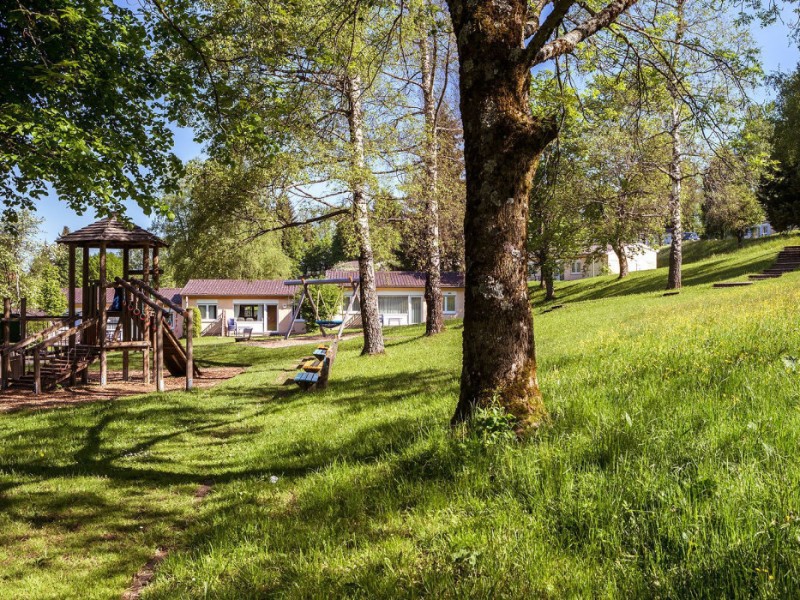Speeltuin en huisjes bij vakantiepark Maierhofen