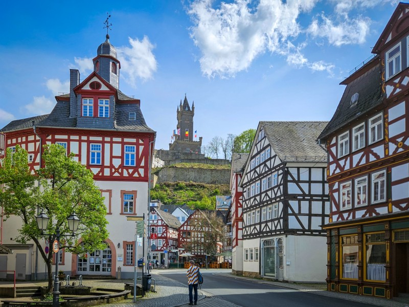 Patrick bij verschillende vakwerkhuizen in Dillenburg, met links het oude raadhuis
