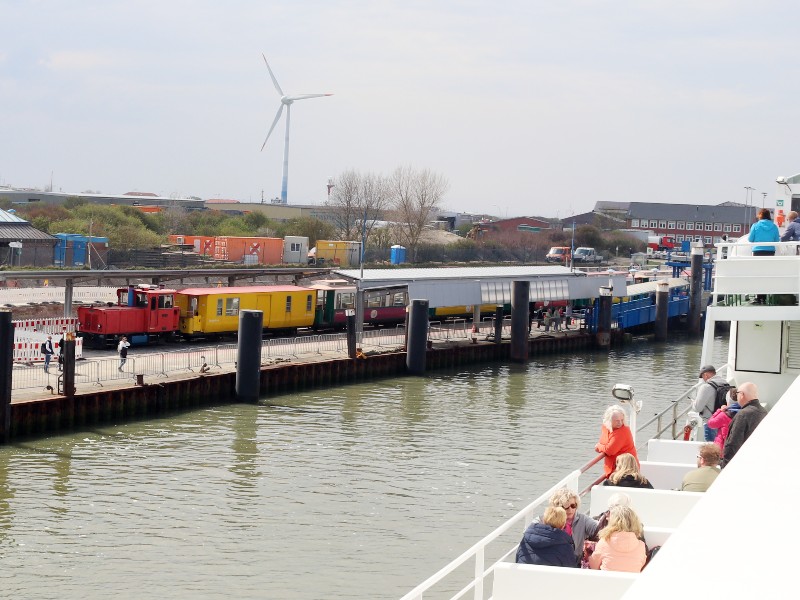 Vanaf de veerboot zien we het treintje al staan