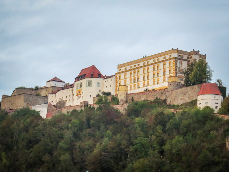 Veste Oberhaus, het fort van de Prins-Bisschoppen, torent uit boven Passau