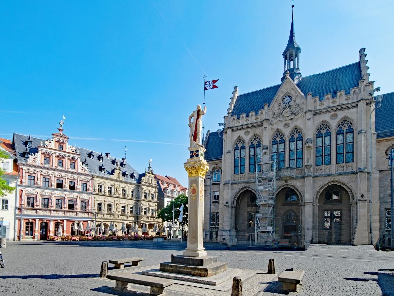 De vismarkt in Erfurt, met Rathaus, standbeeld en Renaissance huizen