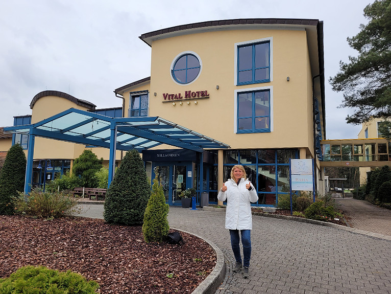 Sabine bij het Vital Hotel in Bad Lippspringe