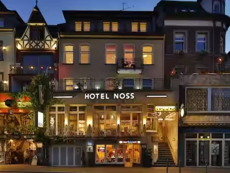 Vooraanzicht van het gezellige hotel Karl Noss in het centrum van Cochem aan de Moezel in Duitsland