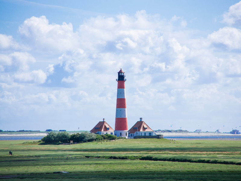 Een typisch Ostfries-plaatje: een vuurtoren in het weidse landschap aan de Duitse Noordzeekust